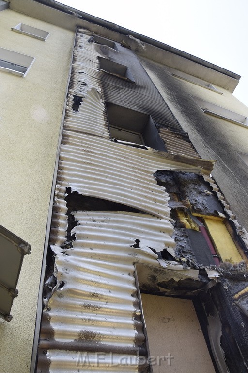 Rollerbrand dann Feuer 1 Fassadenbrand Koeln Gremberg Kroppergasse P44.JPG - Miklos Laubert